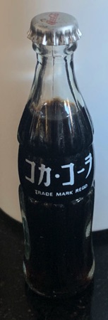M06012-2 € 8,00 coca cola mini flesje vreemde taal JH JF.jpeg